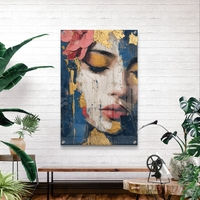 תמונת זכוכית עם דמות נשית בעיניים עצומות, טקסטורות זהב וגווני כחול בעיצוב אמנותי, רגוע ויוקרתי לקיר הבית