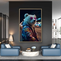 תמונת קנבס של דוב אורבני עם משקפי שמש סגולים וז’קט צבעוני על רקע עירוני בלילה