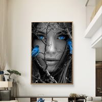 מבט כחול בין ענפים – תמונת קנבס דרמטית בשחור לבן וכחול | DX5115