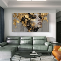 תמונת זכוכית בהדפסה חלקה של דיוקן נשי אומנותי עם עלי זהב דרמטיים בגווני שחור, אפור וזהב, בעיצוב יוקרתי ומודרני.