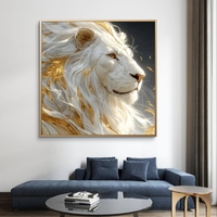 תמונת קנבס מרובעת של אריה לבן אצילי עם רעמה זהובה על רקע כהה יוקרתי