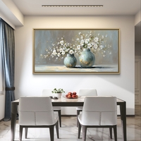 קנבס יוקרתי עם אגרטלים בגווני תכלת וזהב ופרחים לבנים, מראה נקי ומודרני