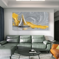 תמונת זכוכית מודרנית עם סירת מפרש כסופה וזרימות צבע זהב על רקע אפור, בעיצוב יוקרתי ובהדפסה חלקה ומבריקה.