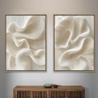 זוג תמונות קנבס בגווני בז' ולבן, בעיצוב מופשט של גלים רכים ותנועה טבעית, הדפסה חלקה ואיכותית מבית תכשיט לבית – NEXTGEN BY BAR.
