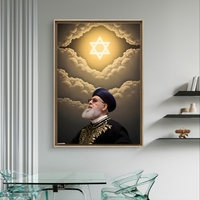 תמונת קנבס המציגה רב מביט מעלה לעבר מגן דוד זוהר בתוך שמיים מעוננים, בגוונים חמים של זהב ושחור.