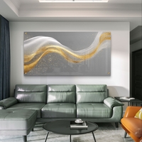 תמונת זכוכית לרוחב עם גל אבסטרקטי בגווני אפור וזהב בעיצוב יוקרתי