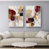 סט תמונות קנבס זוגיות אבסטרקטיות בגווני בורדו, זהב ושמנת עם קווים דינמיים ועיצוב מודרני