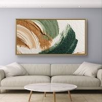 תמונת קנבס אבסטרקטית לרוחב בגווני ירוק, זהב ושמנת עם תנועות מכחול רכות בסגנון מודרני ויוקרתי