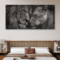 תמונת זכוכית לרוחב של זוג אריות עם ראשיהם צמודים ברגע אינטימי, בעיצוב מונוכרומטי יוקרתי – NEXTGEN BY BAR.