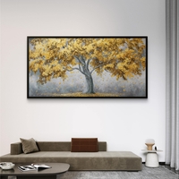 תמונת קנבס לרוחב עם עץ מוזהב ועלים נושרים בעיצוב אלגנטי על רקע רגוע, להוספת יוקרה וחום לסלון.