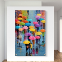 תמונת זכוכית צבעונית עם אנשים תחת מטריות בגוונים חזקים על רקע גשום – תכשיט לבית