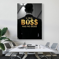 תמונת קנבס עם הכיתוב “A Real Boss Has No Boss” בזהב ודמות גבר בחליפה – תמונת מוטיבציה יוקרתית