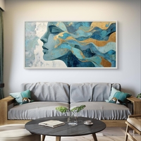 תמונת קנבס לסלון – דיוקן נשי בטורקיז וכחול עם זרמי זהב, פורמט רוחבי