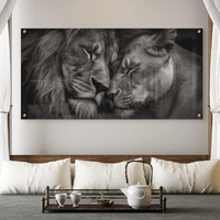 תמונת זכוכית לרוחב של זוג אריות עם ראשיהם צמודים ברגע אינטימי, בעיצוב מונוכרומטי יוקרתי – NEXTGEN BY BAR.