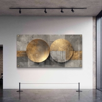 תמונת זכוכית לרוחב עם שני עיגולים מוזהבים מעל רקע אפור גאומטרי – תכשיט לבית