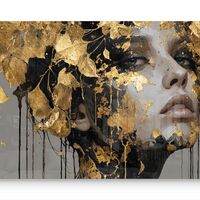 תמונת זכוכית בהדפסה חלקה של דיוקן נשי אומנותי עם עלי זהב דרמטיים בגווני שחור, אפור וזהב, בעיצוב יוקרתי ומודרני.