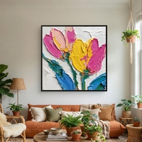 קנבס פרחים מודרני עם מריחות צבע תלת־ממדיות, טוליפים ורודים וצהובים על רקע שמנת