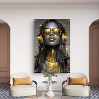 תמונת זכוכית עם דמות נשית, אוזניות ומשקפי שמש בגווני שחור וזהב בעיצוב מודרני, נועז ויוקרתי לקיר הבית