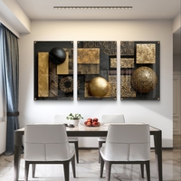 תמונת זכוכית שלשה בעיצוב גאומטרי בגווני שחור וזהב – קולקציית תכשיט לבית