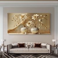 פריחת אור זהובה – תמונת זכוכית יוקרתית עם פרחים לבנים, אגרטלים זהובים וקווים זורמים |PN2501