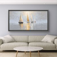 תמונת קנבס לרוחב עם סירות מפרש על ים שקט בגווני זהב, שמנת ואפור עם השתקפות עדינה במים