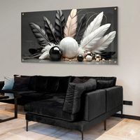 תמונת זכוכית נוצות שחור-לבן עם כדורים דקורטיביים וזהב, מראה יוקרתי ומודרני