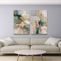 זוג תמונות זכוכית אבסטרקטיות בגווני ירוק, בז’ וזהב בעיצוב מודרני ויוקרתי לבית