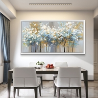 תמונה לסלון בהיר בסגנון סקנדינבי – שורת עצים פורחים בלבן ותכלת עם הדגשות זהב