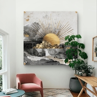 תמונת זכוכית מרובעת עם שמש זהובה וקרניים זוהרות מעל עננים כהים, בהדפסה חלקה וללא תבליט