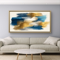 תמונת קנבס מופשטת לרוחב עם משיכות צבע בכחול וזהב – תכשיט לבית