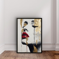 תמונת קנבס עם דיוקן נשי אבסטרקטי בגווני שחור ולבן, שפתיים אדומות ונגיעות זהב בעיצוב יוקרתי ודרמטי