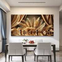 קטיפה מוזהבת – תמונת זכוכית יוקרתית עם נוצות זהב ווילונות דרמטיים | PN2503