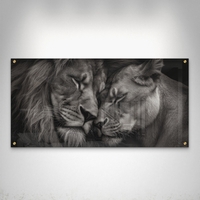 תמונת זכוכית לרוחב של זוג אריות עם ראשיהם צמודים ברגע אינטימי, בעיצוב מונוכרומטי יוקרתי – NEXTGEN BY BAR.