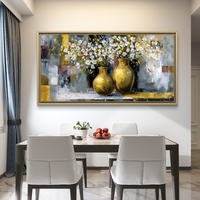 תמונת קנבס Symphony in Gold – שני כדים מוזהבים מלאים בפרחים לבנים על רקע מופשט בגווני אפור וזהב