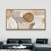 תמונת קנבס לסלון אבסטרקט בהיר בגווני שמנת ובז’ עם עיגול זהב וטקסטורה עשירה, פורמט רוחבי