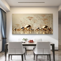 תמונת קיר זכוכית פנורמית בגווני זהב, בז׳ ולבן עם אלמנטים בוטניים עדינים