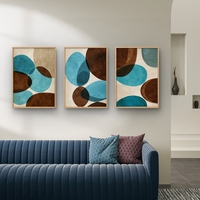 סט של שלוש תמונות קנבס אבסטרקטיות עם צורות אורגניות בגווני טורקיז, חום ושמנת, בעיצוב מודרני לסלון.