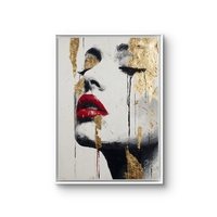 תמונת קנבס עם דיוקן נשי אבסטרקטי בגווני שחור ולבן, שפתיים אדומות ונגיעות זהב בעיצוב יוקרתי ודרמטי