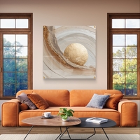 תמונת זכוכית מרובעת אבסטרקטית בגווני שמנת וזהב עם אלמנט עגול מרכזי וקווים מעוגלים