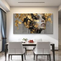 תמונת זכוכית בהדפסה חלקה של דיוקן נשי אומנותי עם עלי זהב דרמטיים בגווני שחור, אפור וזהב, בעיצוב יוקרתי ומודרני.