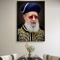 תמונת קנבס מרשימה של רב בלבוש מסורתי מעוטר ברקמות זהב, חובש כובע ייחודי וחובש משקפיים כהים – משדרת חוכמה והדר.