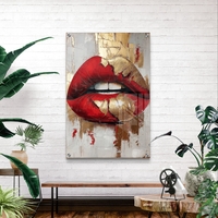 תמונת זכוכית עם שפתיים אדומות ונגיעות זהב בעיצוב מודרני, נועז ויוקרתי לקיר הבית
