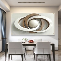 תמונת זכוכית לרוחב עם עיצוב אבסטרקטי של מעגלים חופפים וכדור מרכזי בגווני לבן וחום, בהדפסה חלקה