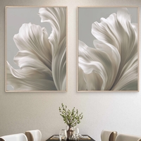 זוג תמונות קנבס בגווני שנהב רכים עם תנועה אלגנטית וזורמת מתוך קולקציית NEXTGEN BY BAR של תכשיט לבית.