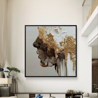 קנבס בעיצוב דרמטי עם דמות נשית וטקסטורה חלקה.