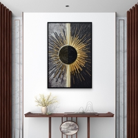 תמונת LED שמש אבסטרקטית שחור זהב – הדפס משודרג עם מריחות צבע, מופעלת על סוללות עם שלט רחוק - מידה 123*83 ס