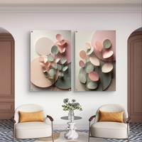 תמונת זכוכית זוגית בעיצוב עדין עם עלים וצורות פסטל בגווני ורוד וירוק