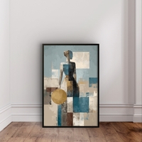 תמונת קנבס עם דמות נשית מופשטת בסגנון גאומטרי, גווני תכלת וחול ועיגול זהוב בעיצוב אלגנטי ומודרני