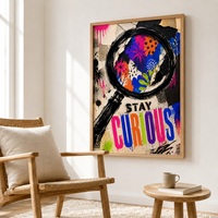 תמונת קנבס השראה STAY CURIOUS בעיצוב גרפיטי | דגם MT397