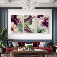 שלישיית תמונות זכוכית אבסטרקטיות עם פרחים וצללית נשית בגווני סגול וירוק בעיצוב מודרני ועדין